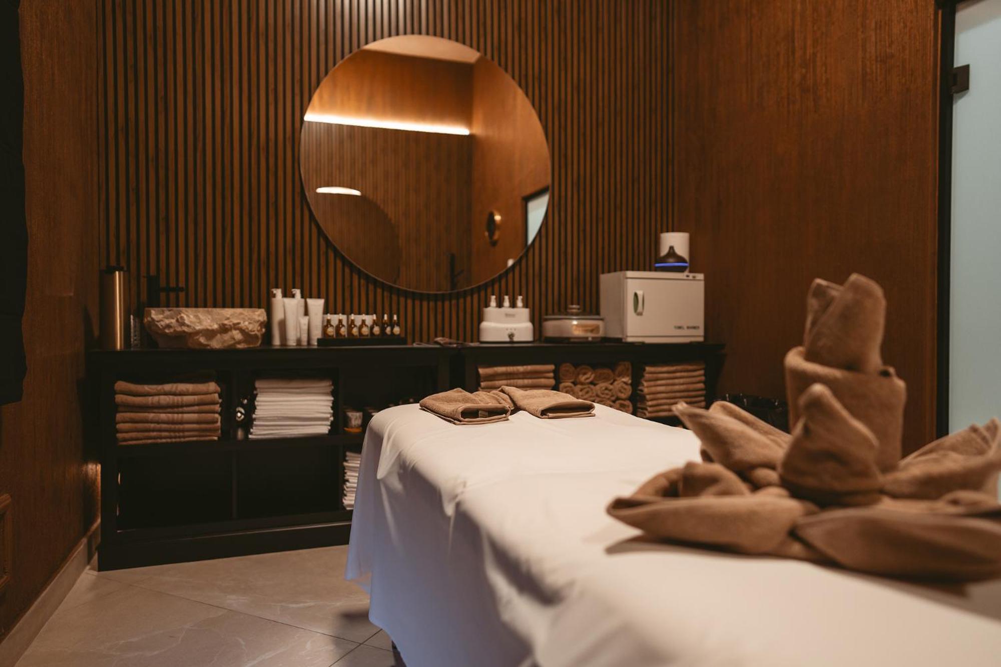 Allegria Hotel Spa Baile 1 Mai Bagian luar foto